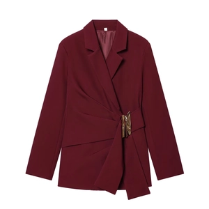Détail du blazer cache-cœur bordeaux avec boucle dorée et plis de tissu élégants