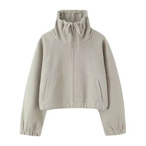 Détail d'un sweat à fermeture éclair beige pierre avec col cheminée et cordon de serrage