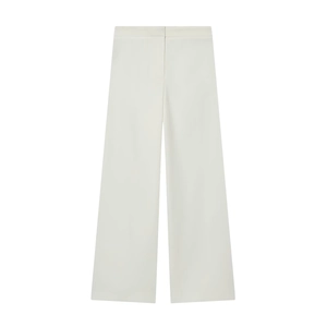Détail d'un pantalon large taille haute blanc cassé avec un drapé élégant et épuré