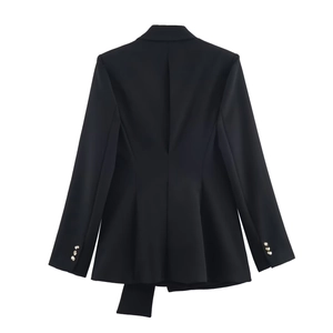 Vue arrière du blazer noir cintré avec ourlet à basque plissé et boutons dorés