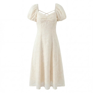 Robe mi-longue élégante en dentelle blanc cassé avec manches bouffantes et col carré