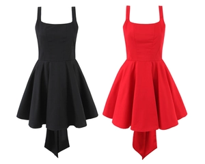 Vue détaillée de robes plissées sans manches à col carré en noir et rouge élégants