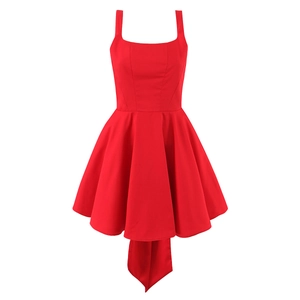 Détail de la robe rouge sans manches avec encolure carrée et design de nœud élégant