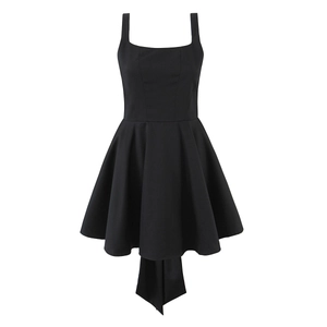 Détail de la robe noire dos nu avec nœud et ourlet évasé plissé de style rétro chic