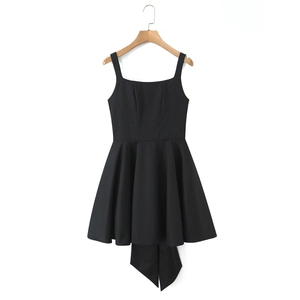 Gros plan sur le design élégant du nœud au dos et la jupe plissée de cette robe noire