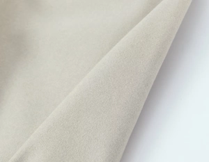 Vue macro détaillée de la texture du tissu polaire beige doux pour ensembles d'automne