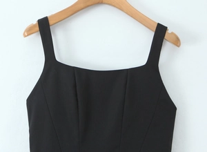 Détail de la robe noire à encolure carrée et bretelles avec coutures structurelles