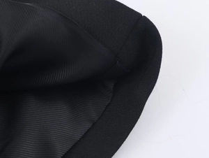 Gros plan détaillé de la doublure intérieure et des coutures sur le blazer noir texturé