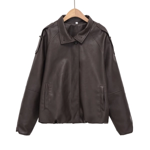 Chaqueta de cuero sintético marrón oscuro con charreteras y cuello alto ajustable