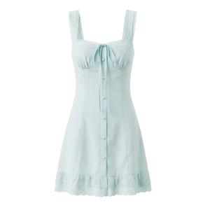 Abito estivo azzurro con spalline sottili, bordo in pizzo bianco e bottoni frontali