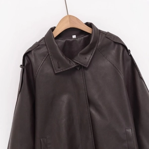 Chaqueta de piel sintética marrón oscuro para mujer con solapas y charreteras