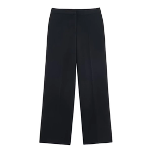 Détail d'un pantalon large noir taille haute en tissu de costume lisse avec une coupe droite
