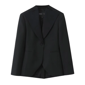Détail du blazer noir minimaliste avec larges revers et ourlet arrondi asymétrique