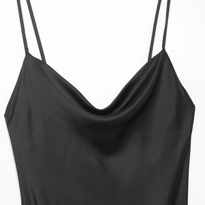 Elegante abito sottoveste in raso nero con scollo a cappuccio e spalline sottili