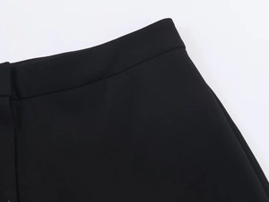 Détails de la taille invisible et des coutures du pantalon de tailleur noir