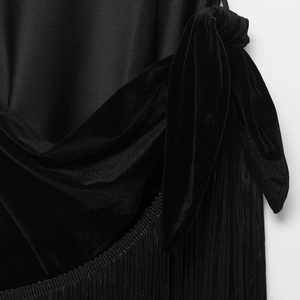 Elegante abito nero in raso con fiocco in velluto e bordo con frange per donna