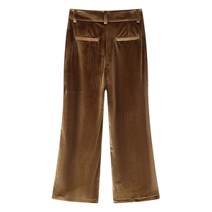 Detalle de pantalón de terciopelo marrón con bolsillos de ojal traseros y textura premium