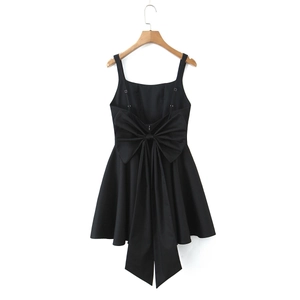 Détail du grand nœud papillon au dos de cette robe noire sans manches à coupe ajustée