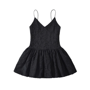 Détail de la robe noire à col en V avec texture jacquard et fines bretelles