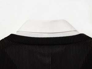 Détail du tissu en maille côtelée noire et du col de chemise en popeline blanche