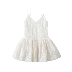 Gros plan sur la robe blanche à col en V avec détails en jacquard floral 3D