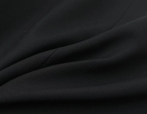 Gros plan du tissu tissé noir pour tailleur femme avec texture de fibres précise
