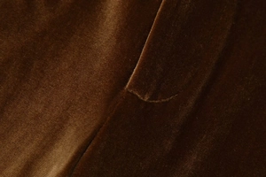 Detalle de la textura de terciopelo marrón de alta calidad y costuras finas de la chaqueta
