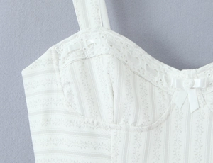 Détail de robe à fleurs avec bordure en dentelle délicate et petit nœud de décoration