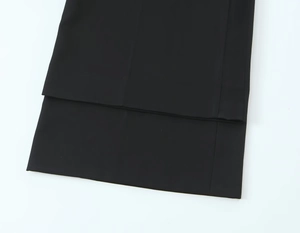 Détail du tissu noir de qualité supérieure avec texture sergée et finitions soignées à double couture
