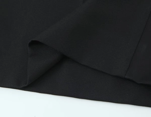 Gros plan du tissu en toile noire avec texture tissée pour tailleur décontracté femme
