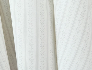 Détail de couture en dentelle florale et motif à rayures verticales sur la robe d'été