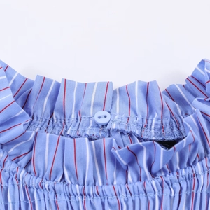 Detail der blau gestreiften Bluse mit Rüschenkragen und einem blauen Knopf