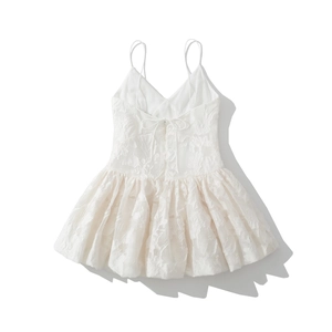 Détail de la robe mini blanche avec texture jacquard florale et nœud noué au dos