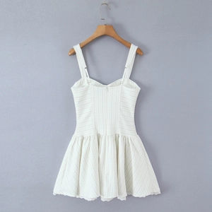 Détail de la robe d'été crème avec dentelle et fines bretelles réglables stylées