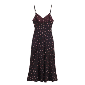 Détail de l'imprimé floral sur une robe d'été noire sans manches à fines bretelles