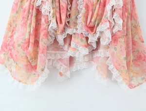 Vue macro de l'ourlet de robe à fleurs avec bordure en dentelle multicouche et tissu mousseline
