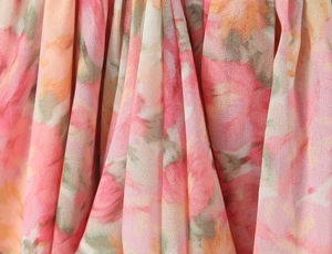 Vue macro détaillée du tissu mousseline à imprimé floral et maille légère douce