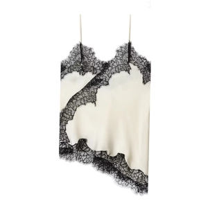 Détail du caraco en satin crème avec bordure en dentelle florale noire et fines bretelles
