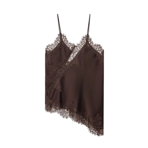 Détail du caraco en satin marron foncé avec dentelle délicate et ourlet asymétrique
