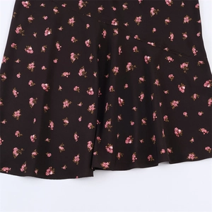 Détail de l'imprimé floral sur tissu noir avec roses roses et couture diagonale élégante