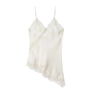 Détail d'un caraco en satin blanc avec bordure en dentelle cil et ourlet asymétrique
