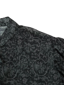 Vue détaillée du tissu gris transparent avec rayures argentées et motifs floraux vintage