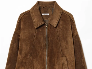 Détails de la veste en daim marron avec fermeture éclair et coutures apparentes