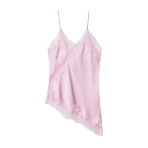 Détail du caraco en satin rose clair avec bordure en dentelle et ourlet asymétrique