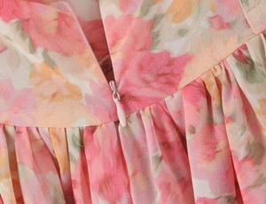 Vue détaillée de la fermeture éclair rose invisible et du mousseline à fleurs