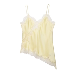 Détail du caraco en satin jaune pâle avec dentelle blanche et ourlet asymétrique élégant