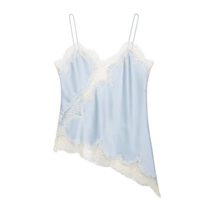 Détail d'un caraco en satin bleu clair avec dentelle blanche et ourlet asymétrique