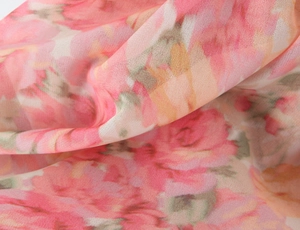 Gros plan sur un tissu dentelle semi-transparent avec imprimés de roses roses et texture fine