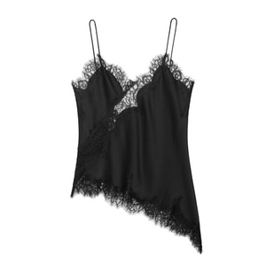 Détail d'un caraco noir en satin avec dentelle cil et ourlet asymétrique irrégulier