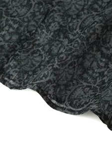 Détail du tissu jacquard gris foncé avec des motifs floraux et des fils métalliques argentés